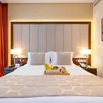 1Br 5-Star Hotel W & Infinity Pool & Gym Canal Views