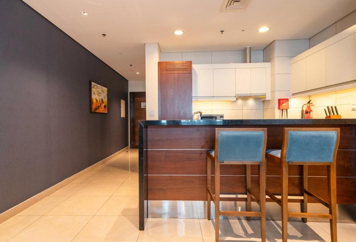 Bahay bakasyunan 1br 5-star W & Infinity Pool & Gym Canal Views Dubai