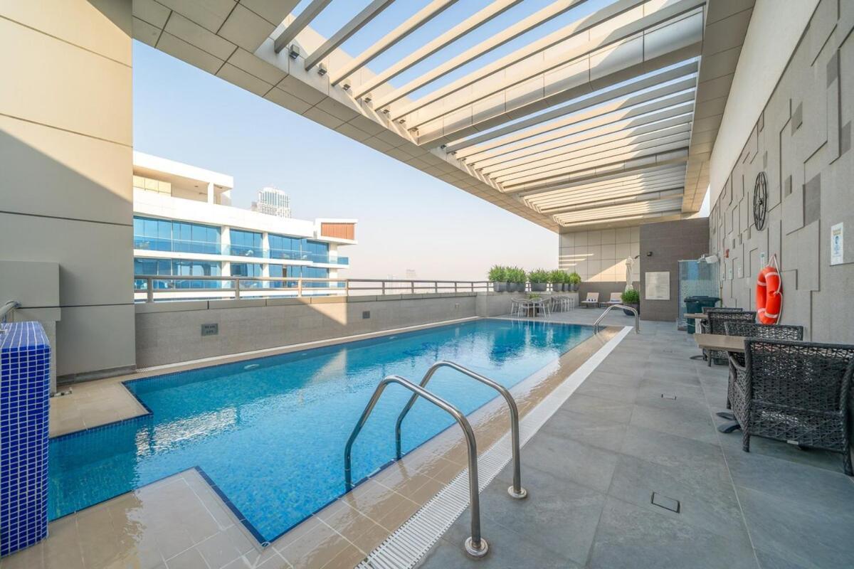 Bahay bakasyunan 1br 5-star W & Infinity Pool & Gym Canal Views Dubai