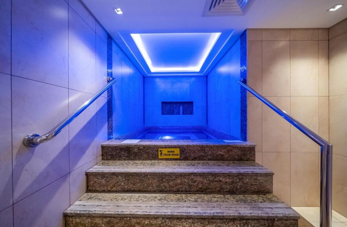 1br 5-star W & Infinity Pool & Gym Canal Views * Dubai