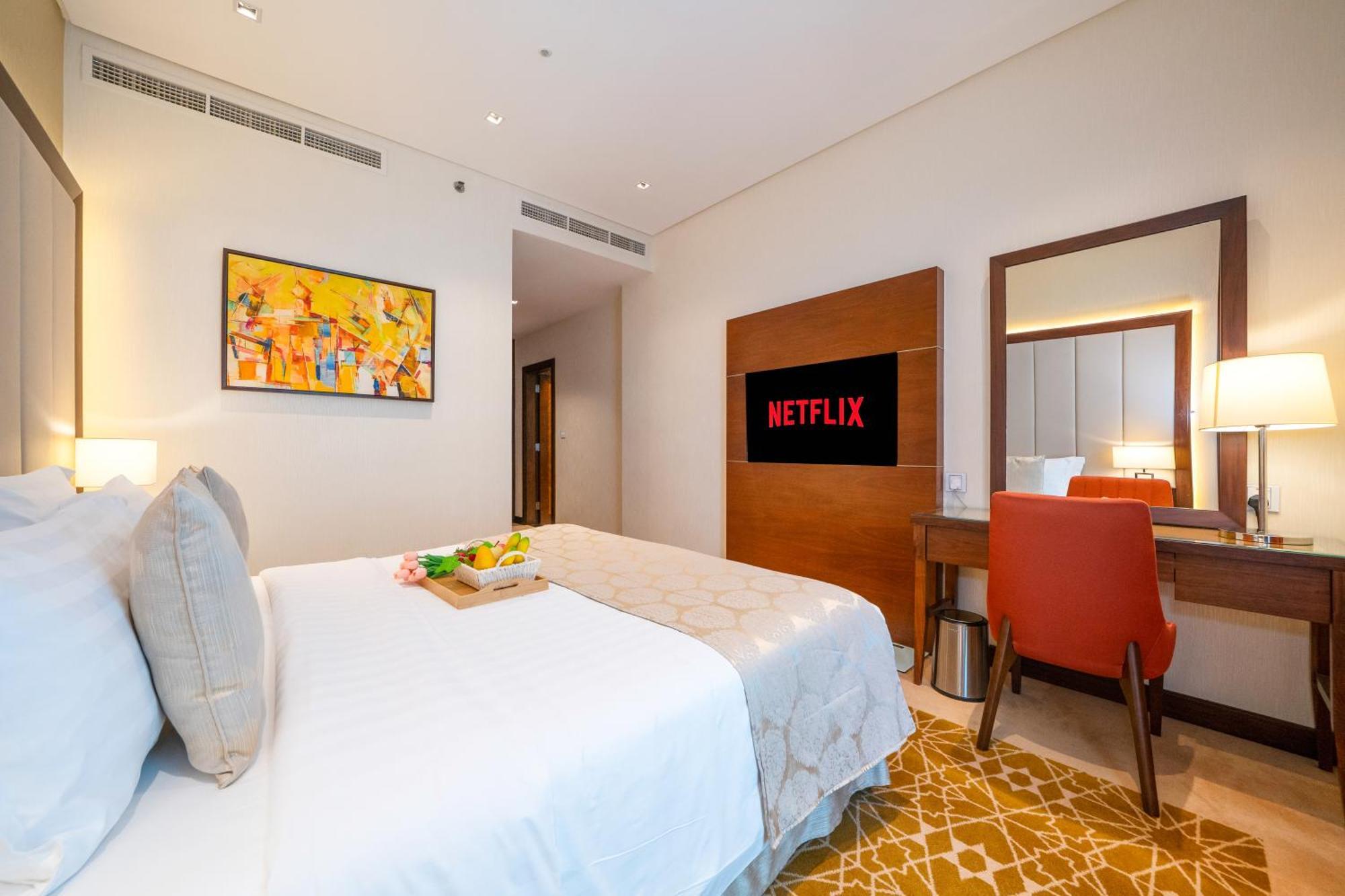 1br 5-star W & Infinity Pool & Gym Canal Views *
